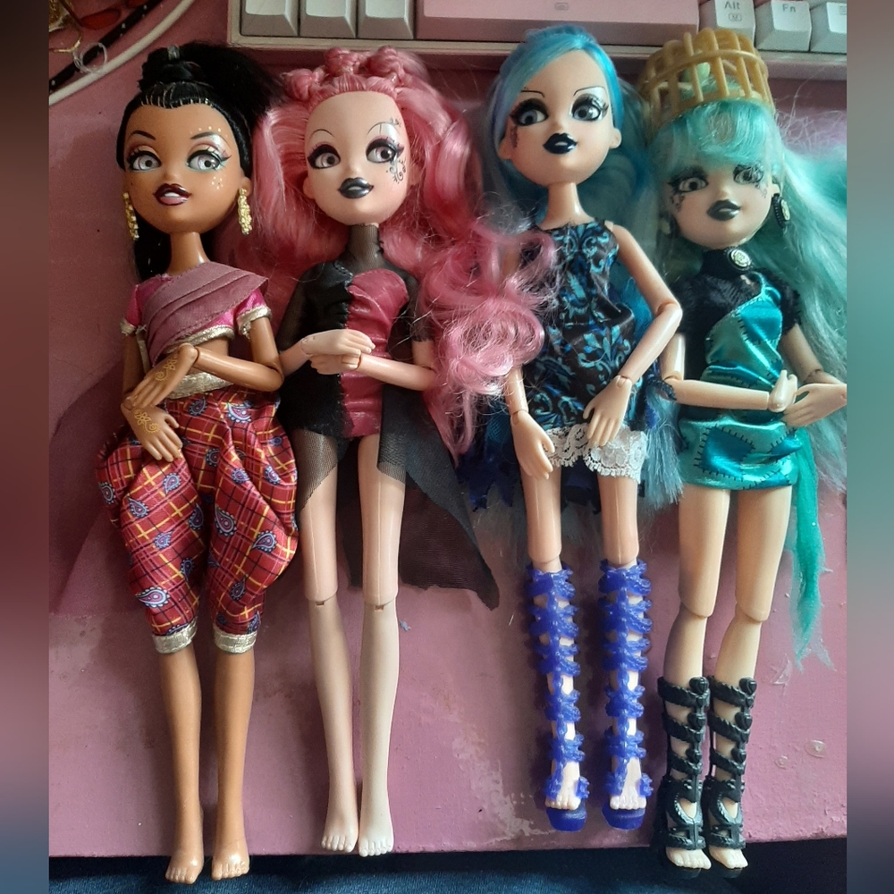 Bratzillaz 5 dolls lot